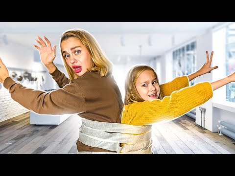 Видео: ЗАМОТАЛИСЬ СКОТЧЕМ С МАМОЙ НА ЦЕЛЫЙ ДЕНЬ // EVA mash