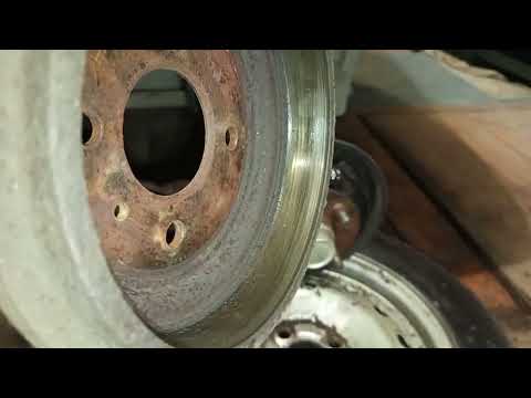 Видео: Замена тормозного шланга Ниссан куб.