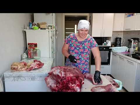 Видео: Весь день с мясом провозилась .Напекли картошки и на жарили сосисок на костре. Жизнь в деревне