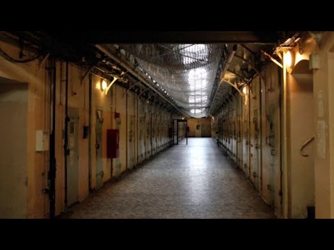 Видео: В каких условиях будет отбывать наказание Саркози