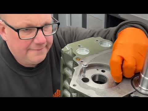 Видео: Сборка двигателя Classic Mini 1360 Short Motor, часть 6 — Установка распредвала