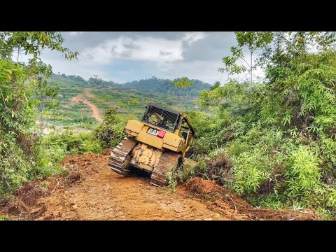 Видео: Бульдозер чуть не упал в овраг во время обслуживания горной дороги