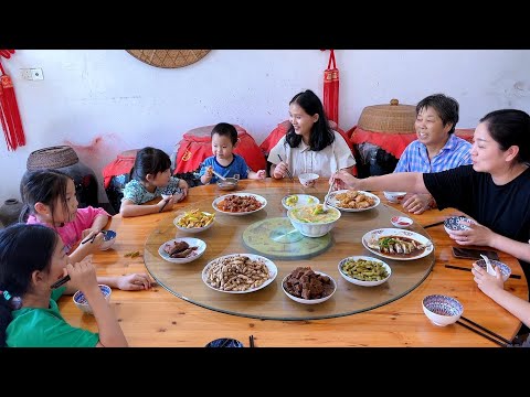 Видео: Шеф-повар приготовил сегодня. Оно было настолько вкусным, что пятеро детей бросились его есть.