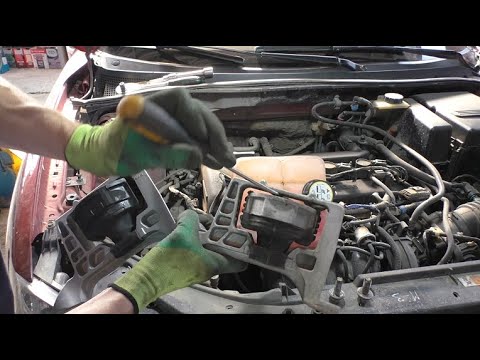Видео: Замена правой и нижней опоры двигателя на Mazda 3  2,3  Мазда 3  2005 года
