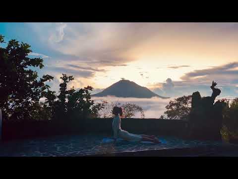 Видео: Приветствие солнцу: Сурья Намаскар - укороченная версия