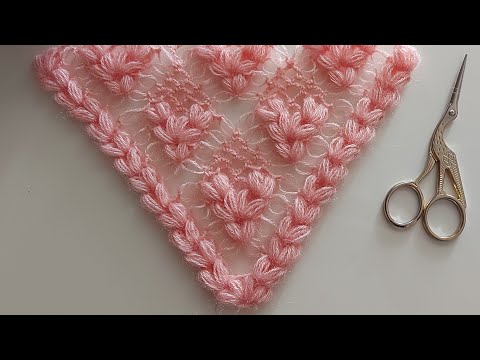 Видео: Как связать треугольную шаль крючком / Легкие схемы вязания шали крючком / Вязаная шаль крючком