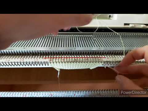 Видео: Подгиб на вязальной машине.  Аккуратный способ с не грубым краем