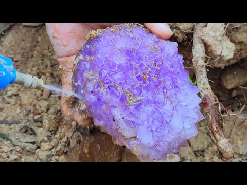 Видео: Очень большой аметист! Я слышал странные звуки в расщелинах камней