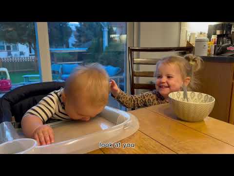 Видео: 9-месячный малыш пробует макароны с сыром вместе с младшей сестрой! (Милое на свете!!)