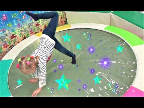 Видео: Алиса играет с девочками !! Классная ДЕТСКАЯ ПЛОЩАДКА
