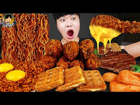 Видео: ASMR MUKBANG | Жареный цыпленок, стейк, лапша с черной фасолью, кимчи Корейская еда