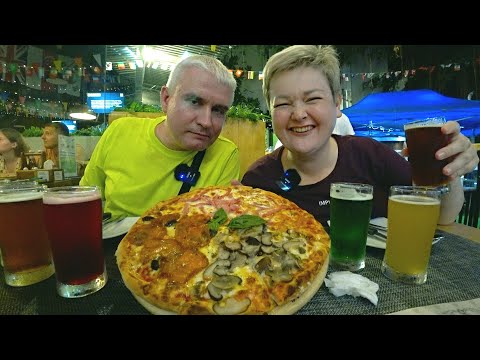 Видео: Мукбанг ШИКАНУЛИ В ДОРОГУЩЕМ ПИВНОМ РЕСТОРАНЕ в Паттайе! ОГРОМНАЯ пицца и ПИВО на ужин в Таиланде
