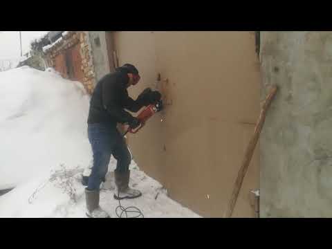 Видео: вскрытие гаража болгаркой
