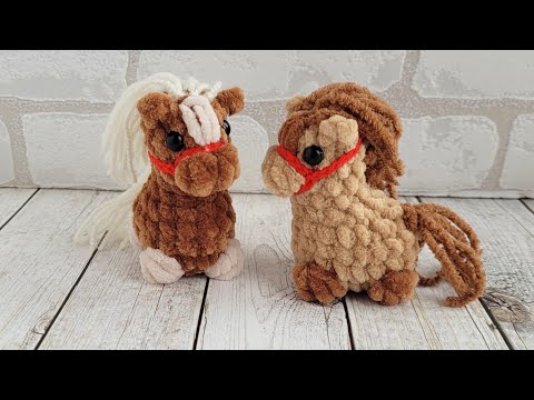 Видео: Маленькая ЛОШАДКА брелок цельновязаная крючком из плюшевой пряжи🐴horse crochet🐎gehäkeltes pferd