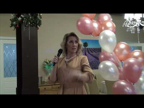 Видео: Свадьба:  Мама жениха дарит молодоженам стихи