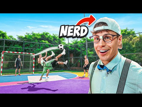 Видео: Зануда играет в футбол и ломает лодыжки