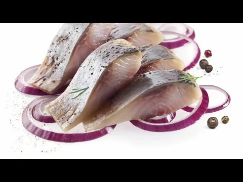 Видео: НЕ СОЛИТЕ ЕЁ В РАССОЛЕ. Я солю  сельдь самым лучшим- сухим посолом. Всегда сьедается моментально.