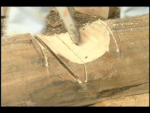 Видео: Строительство бревенчатой ​​избы: круглые вырезы