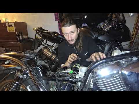 Видео: Демонтаж Двигателя Suzuki Intruder VS800