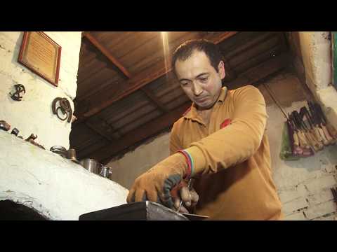 Видео: "ОШ" деген жазуусу бар балта чет өлкөлөргө чейин сатылат. Балта жасап байыган уста.