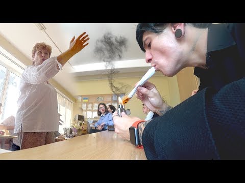 Видео: ПРОНИКЛИ В ШКОЛУ 4 | КУРИТ ПОСЛЕ ФОКУСОВ НА УРОКЕ