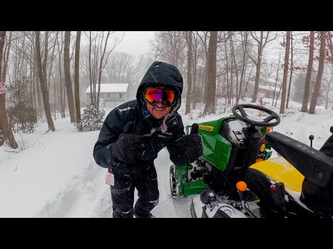 Видео: John Deere 1025R сгребает ковшом более 12 дюймов снега. Пустая трата времени?