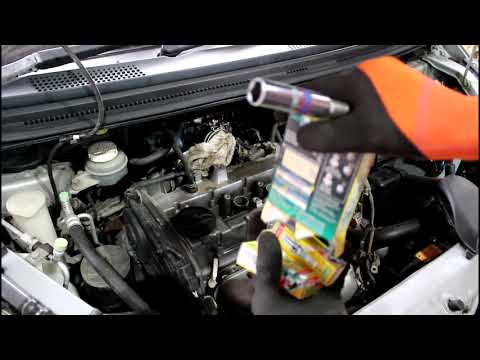 Видео: Замена свечей зажигания на Mitsubishi Colt 1,5 Мицубиси Кольт 2003 года