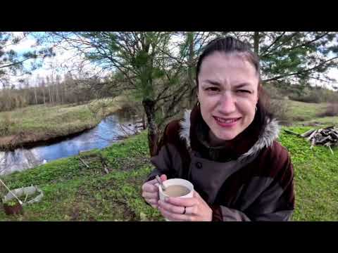 Видео: Жизнь в глухой деревне в лесу. Обзор участка. Часть 1.