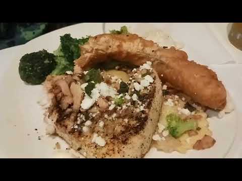 Видео: США.Какие официантки и курильщики здесь.Еда в ресторане.