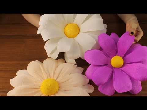 Видео: Большие цветы из бумаги. Ромашка из гофрированной бумаги. Большая ромашка из бумаги.
