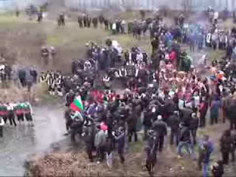 Видео: Хвърляне на кръста и мъжко хоро в река Тунджа край град Елхово