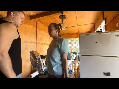 Видео: Ремонт старой дачи. Разбираем хозблок, обставляем мебель. Поменяли венцы и утеплили пол🏡