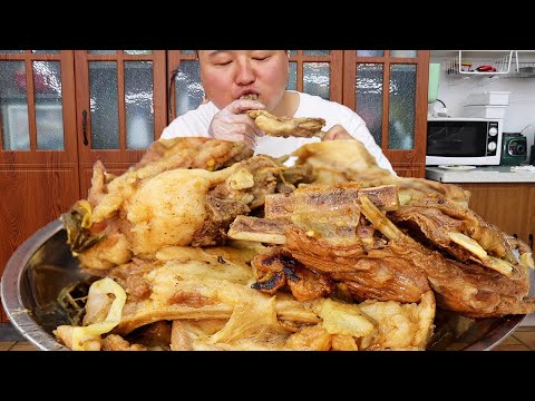 Видео: 20 фунтов бараньих отбивных, Aqiang готовит «вяленую баранину».