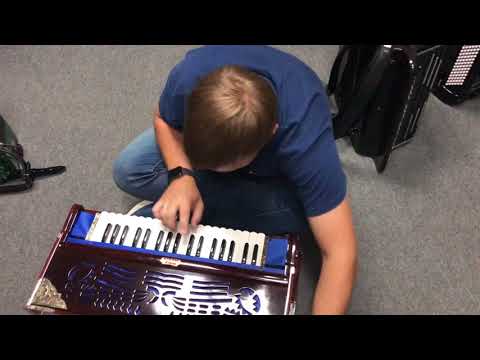 Видео: И. С. Бах и Индийская фисгармония.