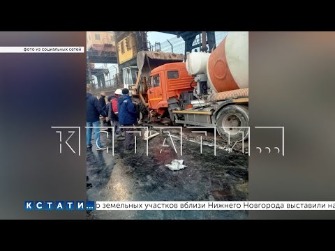 Видео: Рабочие, ведущие ремонт дамбы Горьковского водохранилища, на полдня парализовали движение