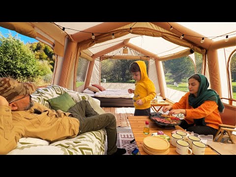 Видео: Уютный осенний лесной кемпинг с надувной палаткой | Расслабляющий день на природе