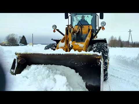 Видео: Пробиваю дорогу, на которой застрял ДТ 75.  Loader cleans the road where tractors get stuck
