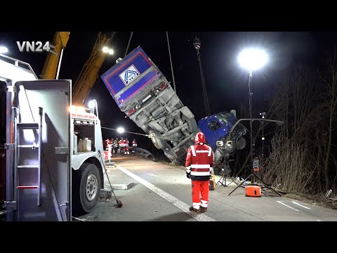 Видео: VN24 - Грузовик падает со склона на A445 - восстановление с помощью двух мобильных кранов