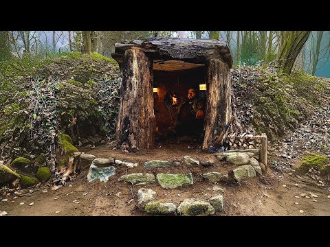 Видео: Кемпинг Bushcraft Shelter; Строительство секретного убежища в большом пне дерева