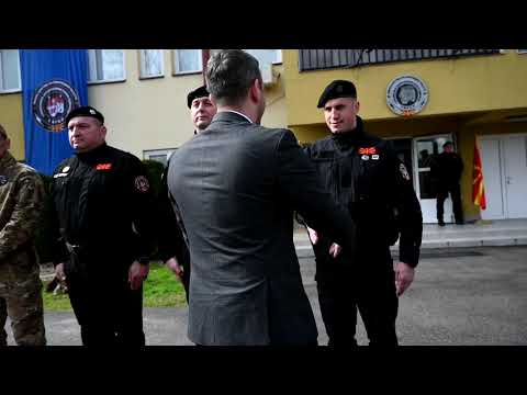 Видео: Делегација од МВР положи цвеќе на спомен плочата на загинати припадници на САЕ Тигар