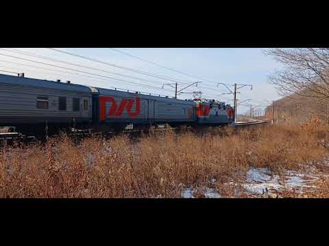 Видео: Электровоз ЭП1-158 со скорым поездом №9 Владивосток-Москва следует по Транссибу солнечным днём.
