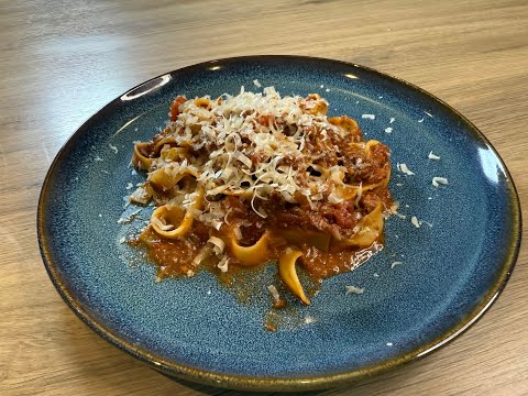 Видео: 🍝 Готовим настоящую пасту Болоньезе. Итальянский рецепт 🇮🇹😍 (Pasta Bolognese ENG SUB)