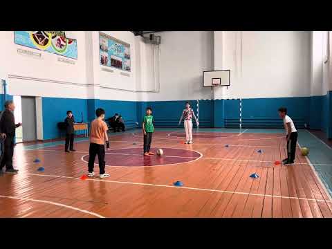 Видео: 7-сынып дене шынықтыру пәні  “Футбол ойыны.Допты алып жүру және беру“