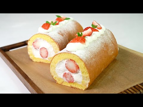 Видео: Как очень легко приготовить клубничный рулет :: Рецепт вкусного торта