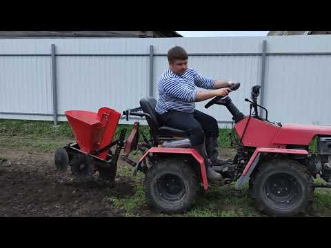 Видео: мтз 132 помогает сажать картоху))