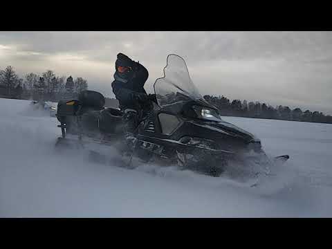 Видео: Снегоходы Стелс Викинг 600 Тайга Варяг 550 BRP Expedition 1000! покатушки - BRP застрял в валежнике.