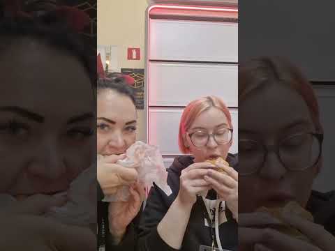 Видео: На новой работе едим с коллегой Вкусно и точка 🍔#мукбанг#еда #food #вкусно 