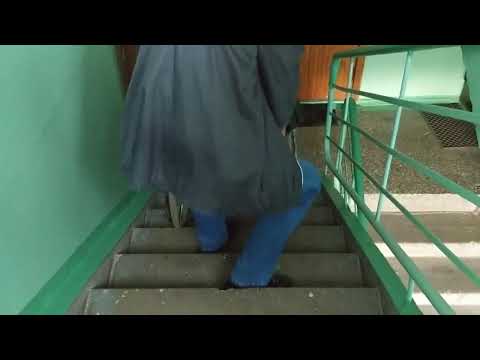 Видео: Инструкция: как спустить и поднять инвалида в коляске по ступенькам
