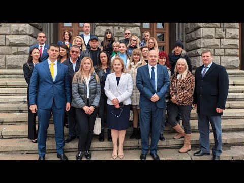 Видео: Народното събрание затвори вратите си за измамените от партия „Мафия“!