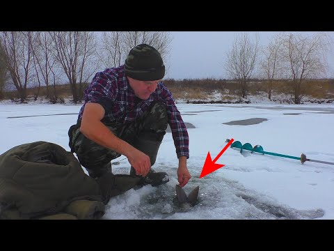 Видео: ЭТИ МОНСТРЫ НЕ ЛЕЗУТ В ЛУНКУ ! РЫБАЛКА В ДЕКАБРЕ ПО ПЕРВОМУ ЛЬДУ